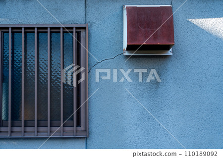 Cracks on the outer wall 110189092