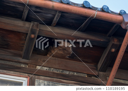 Aging eaves, the cause of leaks 110189195