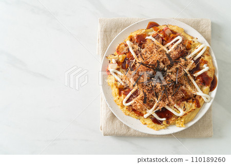 Japanese Traditional Pizza that called Okonomiyaki 110189260