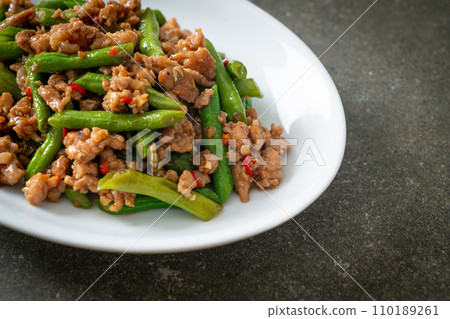 stir-fried french bean or green bean with minced pork 110189261
