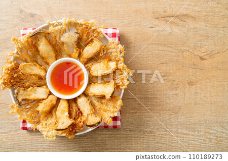 deep fried Enoki mushroom and King Oyster mushroom with spicy dipping sauce 110189273