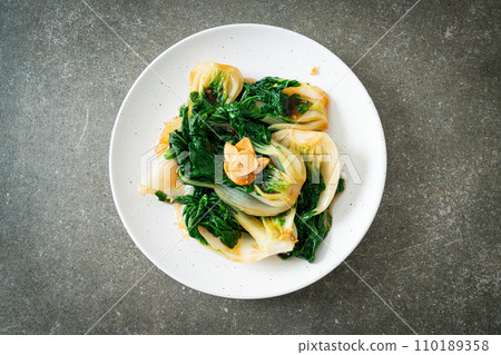baby Chinese cabbage with oyster sauce and garlic 110189358