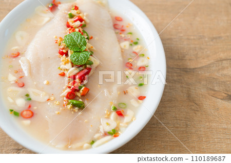 Steamed Fish in Spicy Lemon Sauce 110189687