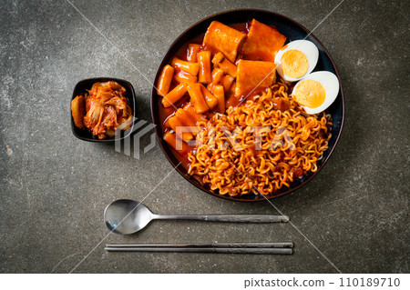 Korean instant noodles with Korean rice cake and fish cake and boiled egg 110189710