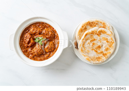 chicken tikka masala spicy curry meat food with roti or naan bread 110189943