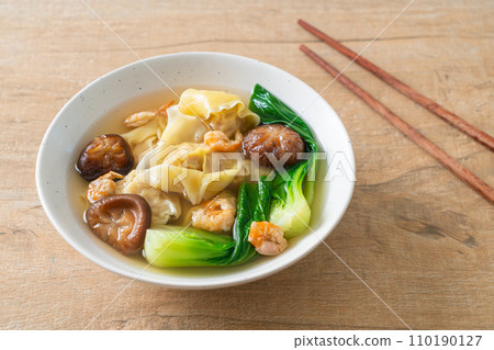 pork dumpling soup with shrimps and vegetable 110190127