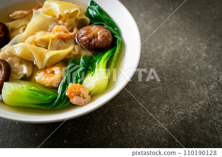 pork dumpling soup with shrimps and vegetable 110190128