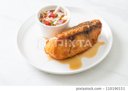 fried snapper fish with fish sauce and spicy salad 110190151