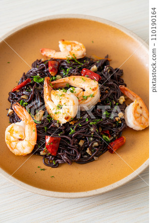 stir-fried black spaghetti with garlic and shrimps 110190164