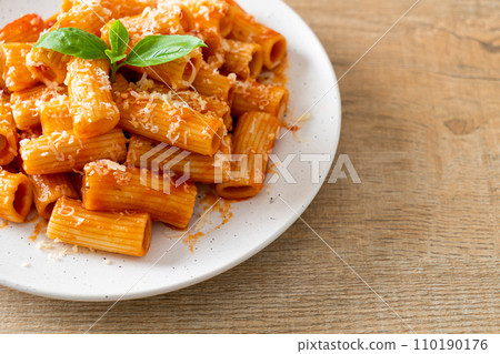 Rigatoni pasta with tomato sauce and cheese 110190176