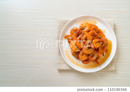 Sweet shrimps is Thai dish which cooks with fish sauce and sugar 110190366