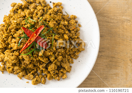 Stir Fried Pork with Yellow Curry Paste 110190721