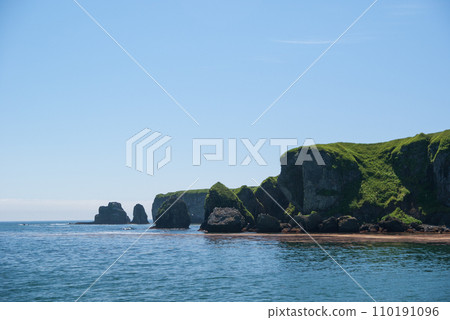 陡峭的海岸線和奇形怪狀的岩石 陡峭的海岸線和奇形怪狀的岩石 110191096