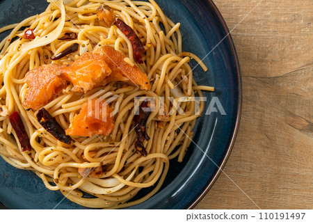 stir-fried spaghetti with salmon and dried chilli 110191497