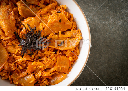 kimchi fried rice with pork sliced 110191634
