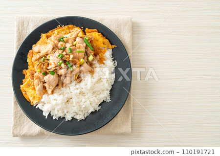 stir-fried pork with garlic and egg topped on rice 110191721