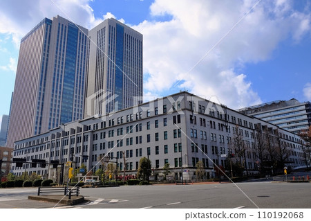 霞關財務省本部(背景為金融廳大樓) 霞關財務省本部(背景為金融廳大樓) 110192068