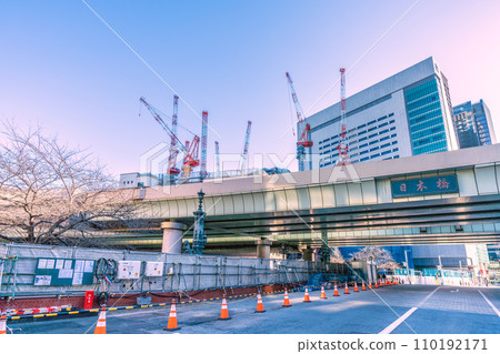 日本元旦的東京城市景觀。期待日本橋1丁目再開發事業及首都高速地下工程的前期施工=1天 日本元旦的東京城市景觀。期待日本橋1丁目再開發事業及首都高速地下工程的前期施工=1天 110192171