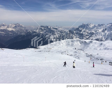 從義大利多洛米蒂滑雪勝地看到的景色 3 從義大利多洛米蒂滑雪勝地看到的景色 3 110192489