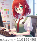 一個女人使用電腦 110192498