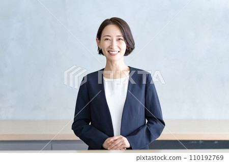 穿西裝的女人，前台工作人員，禮賓部 110192769