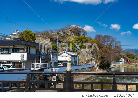 [Japan's 100 Famous Castles] Tsuyama Castle Ruins in early spring seen from the Miyagawa River 4 Tsuyama City, Okayama Prefecture 110194004