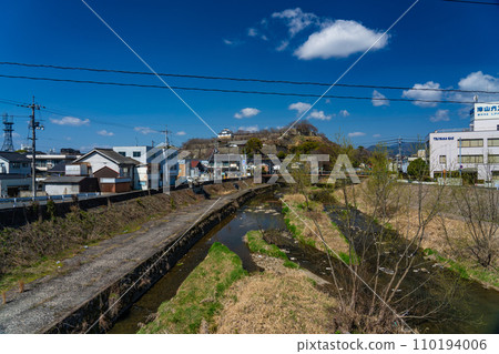 [Japan's 100 Famous Castles] Tsuyama Castle Ruins in early spring seen from the Miyagawa River 5 Tsuyama City, Okayama Prefecture 110194006