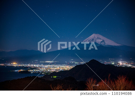 (Shizuoka Prefecture) Mt. Fuji before dawn on New Year's Day 2024 from Izu Panorama Park (Ao Terrace) (Shizuoka Prefecture) Mt. Fuji before dawn on New Year's Day 2024 from Izu Panorama Park (Ao Terrace) 110194086