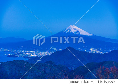 (Shizuoka Prefecture) Mt. Fuji before dawn on New Year's Day 2024 from Izu Panorama Park (Ao Terrace) (Shizuoka Prefecture) Mt. Fuji before dawn on New Year's Day 2024 from Izu Panorama Park (Ao Terrace) 110194092