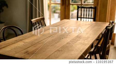 有一張大木餐桌的空間 110195167