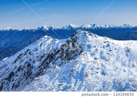 中央阿爾卑斯山和南阿爾卑斯山的稻前山的雪峰 中央阿爾卑斯山和南阿爾卑斯山的稻前山的雪峰 110195650