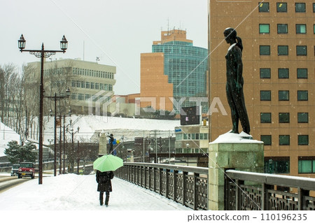 Nushimai Bridge on a snowy day 110196235
