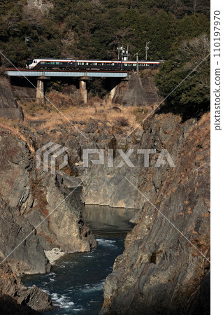 Limited Express Hida running through Hisui Gorge Limited Express Hida running through Hisui Gorge 110197970