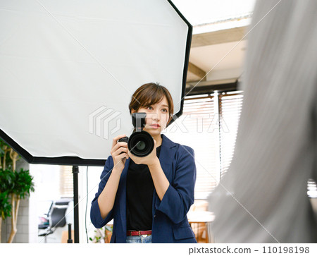 很酷的職業攝影師女人 110198198