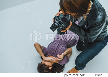 很酷的職業攝影師女人 110198230