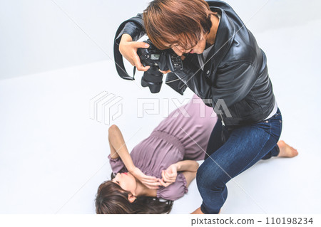 A female professional photographer is taking pictures 110198234