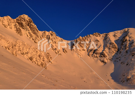 Central Alps in winter: Mt. Hokendake and Morgenrot of Senjojiki Cirque 110198235