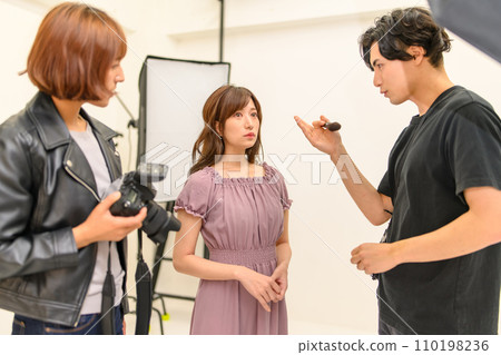 Shooting in a studio with a photographer 110198236