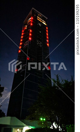 名古屋的東山天空塔在夜間被照亮 110199295