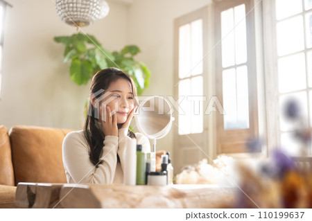 Beauty image of a woman looking in the mirror 110199637