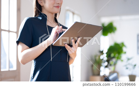 美容院的女工作人員 110199666