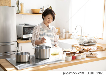 烹調在廚房裡的婦女 烹調在廚房裡的婦女 110199965