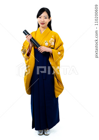 穿著袴的女人拿著文憑 110200609