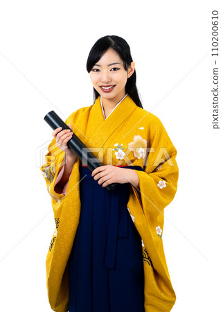 穿著袴的女人拿著文憑 110200610