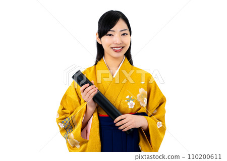 穿著袴的女人拿著文憑 110200611