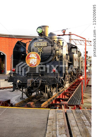 日落時的轉盤...“SL Taiki C11325”經過一天的維修後存放在扇形發動機棚中 110200695