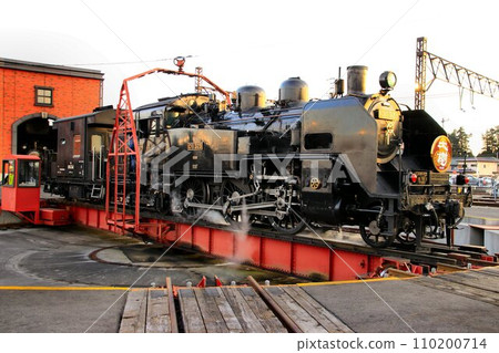 Turntable at sunset... ``SL Taiki C11325'' stored in the fan-shaped engine shed after a day's service 110200714