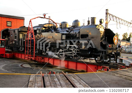 Turntable at sunset... ``SL Taiki C11325'' stored in the fan-shaped engine shed after a day's service 110200717