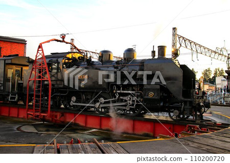 Turntable at sunset... ``SL Taiki C11325'' stored in the fan-shaped engine shed after a day's service 110200720