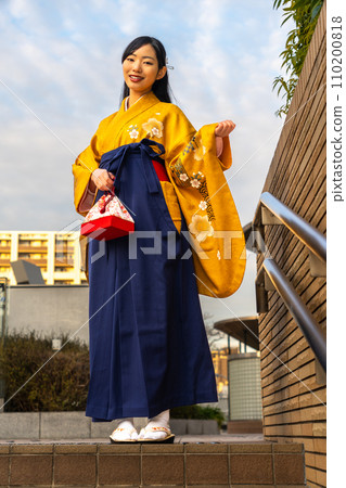 A woman in a hakama taking a commemorative photo A woman in a hakama taking a commemorative photo 110200818